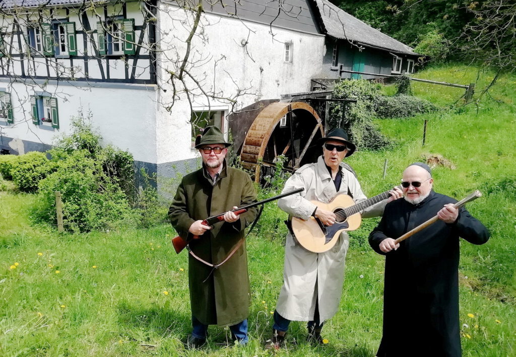 Musiker und Songwriter Günter Hochgürtel (m), hier mit Eifel-Gängstern Ralf Kramp (vl) und Manni Lang, an der Vollemer Mühle, spielte 1975 mit der Mechernicher Stadtauswahl gegen den ETSC Fußball. Foto: WochenSpiegel/pp/Agentur ProfiPress