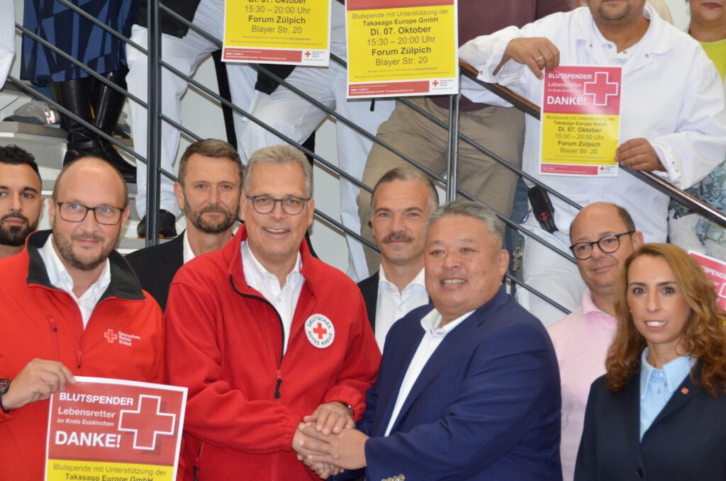 Chefsache: Zur Ankündigung des Blutspende-Termins zeigte sich auch Hiroyasu Ikeda (r.), Präsident der TAKASAGO Europe GmbH, erfreut über die gute Zusammenarbeit. Ulf Hürtgen fungierte in seiner Doppelrolle als Bürgermeister Zülpichs und zweiter Vorsitzender des DRK-Ortsvereins Zülpich. Foto: Jakob Seibel/pp/Agentur ProfiPress
