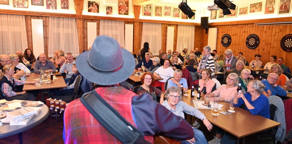 Eifeltroubadour Günter Hochgürtel unterhielt beim Kneipenquiz unter dem Motto „Nöss knacke mött Köppche“ von Nordeifel Tourismus“, Kreis Euskirchen und VR-Bank Nordeifel unter anderem mit dem Lied „Nempt mich mött op die Rees“, das er einst für die „Bläck Fööss“ komponiert hatte. Foto: Manfred Lang/pp/Agentur ProfiPress