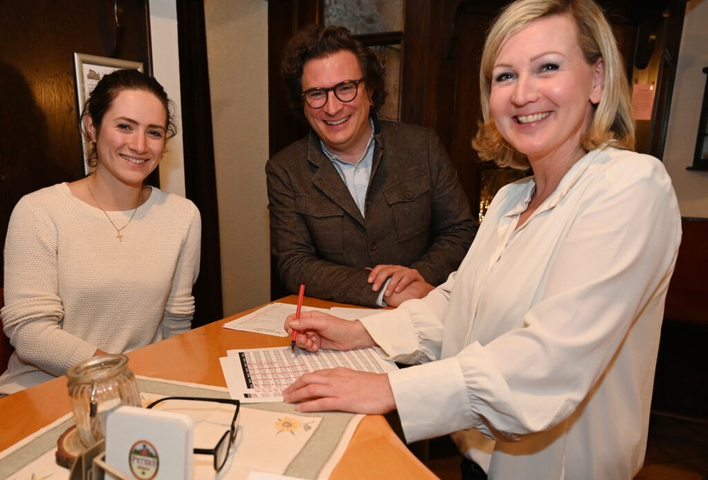 Anne van Laak (v.l.), Ronald Larmann und Anja Henn bildeten die Jury. Ihre Entscheidung war knapp: Alle Teams errangen zwischen 35 und 42 Punkten. Foto: Manfred Lang/pp/Agentur ProfiPress