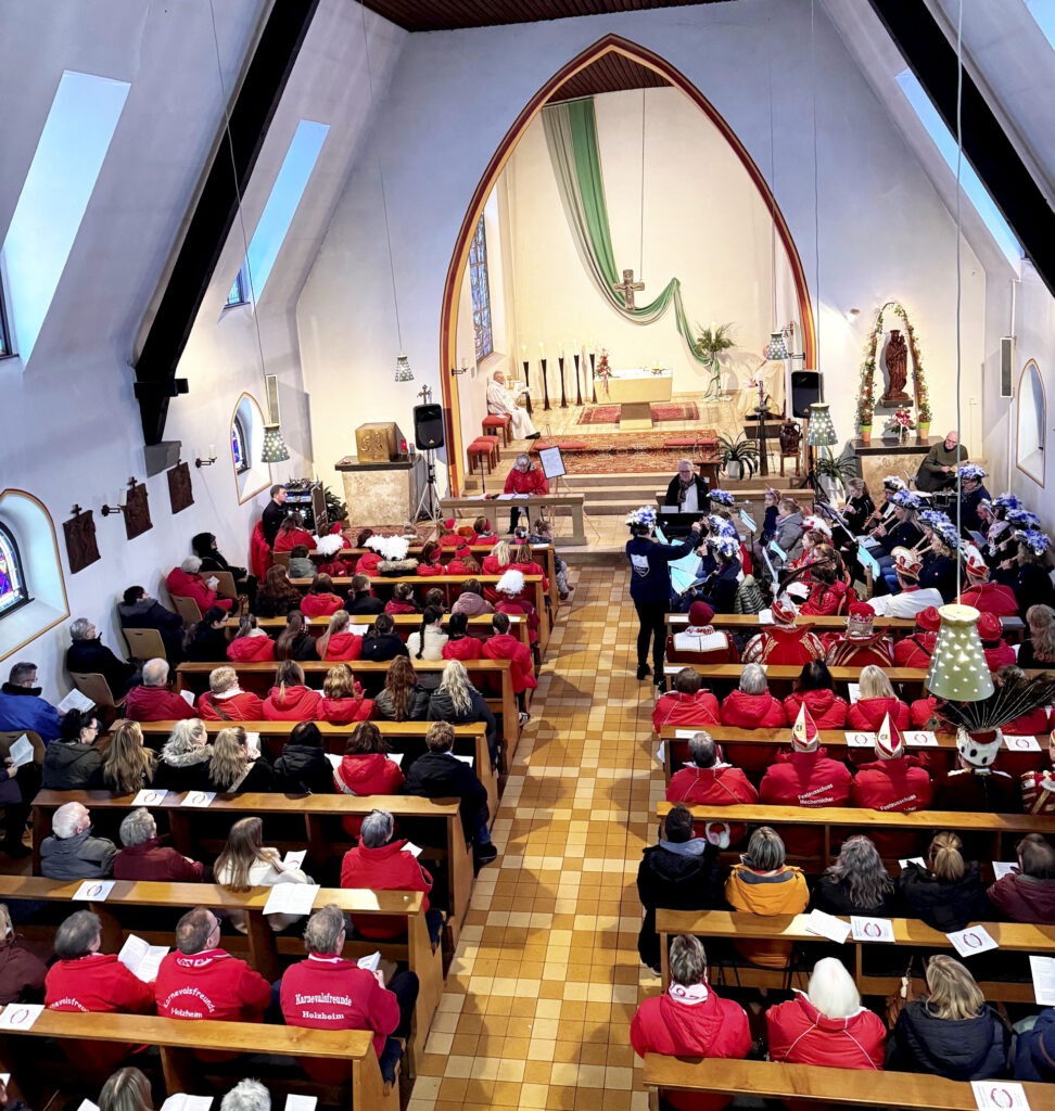 Mechernicher Karnevalisten versammelten sich zur „Mundartmesse“ auf Eifeler Platt in der Pfarrkirche St. Margareta in Vussem. Foto: KV Vussem/pp/Agentur ProfiPress