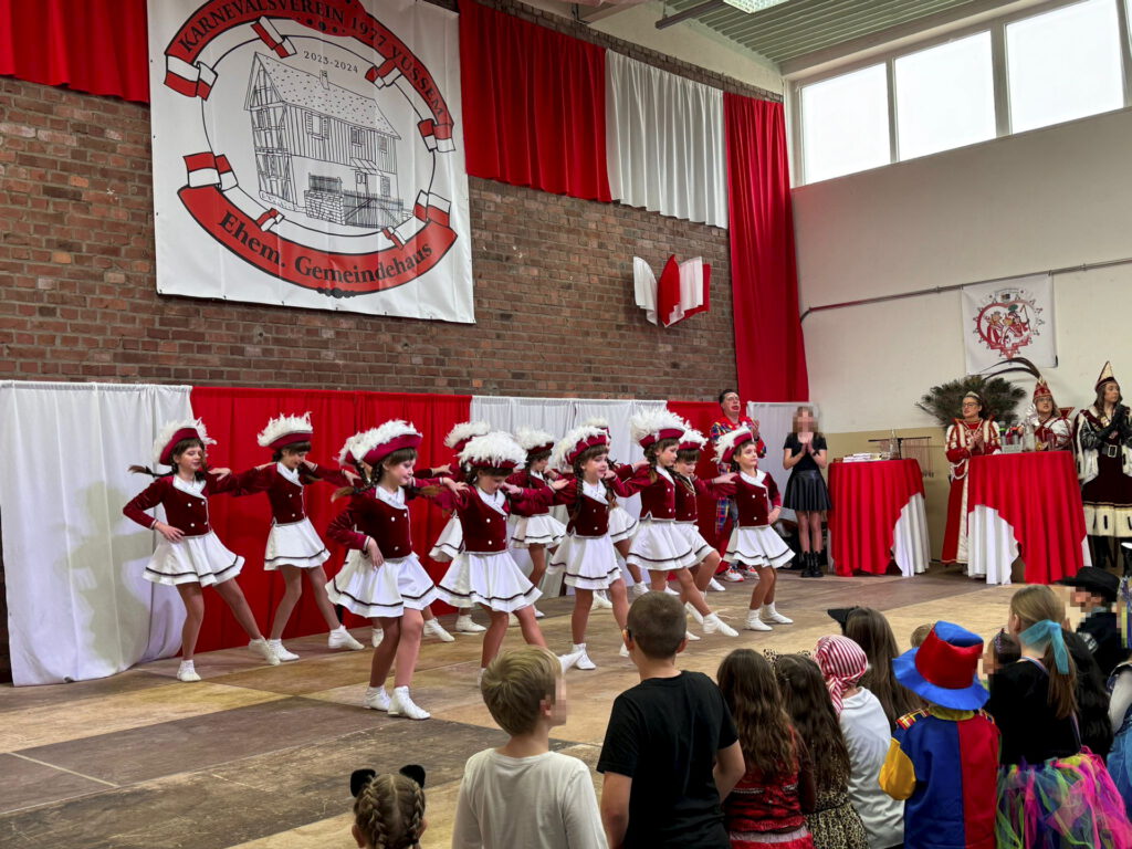 Stetiger Nachwuchs und gefragte Veranstaltungen: Der KV Vussem überzeugt mit beeindruckenden Tanzeinlagen und mitreißenden Shows. So auch mit dem Auftritt der Jugendgarde bei der Kindersitzung im vergangenen Jahr. Foto: Joline Schumann/pp/Agentur ProfiPress
