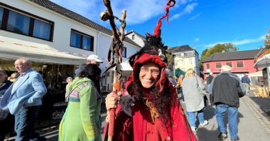 Auch eine Hexe wird wieder dabei sein, wenn am Wochenende 18./19. Oktober der Handwerkermarkt in Kommern stattfindet. Rund um das Wochenende feiert der Ort auch seine traditionelle Kirmes. Archivfoto: Ronald Larmann/pp/Agentur ProfiPress