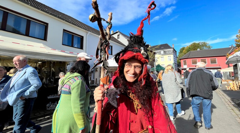 Auch eine Hexe wird wieder dabei sein, wenn am Wochenende 18./19. Oktober der Handwerkermarkt in Kommern stattfindet. Rund um das Wochenende feiert der Ort auch seine traditionelle Kirmes. Archivfoto: Ronald Larmann/pp/Agentur ProfiPress