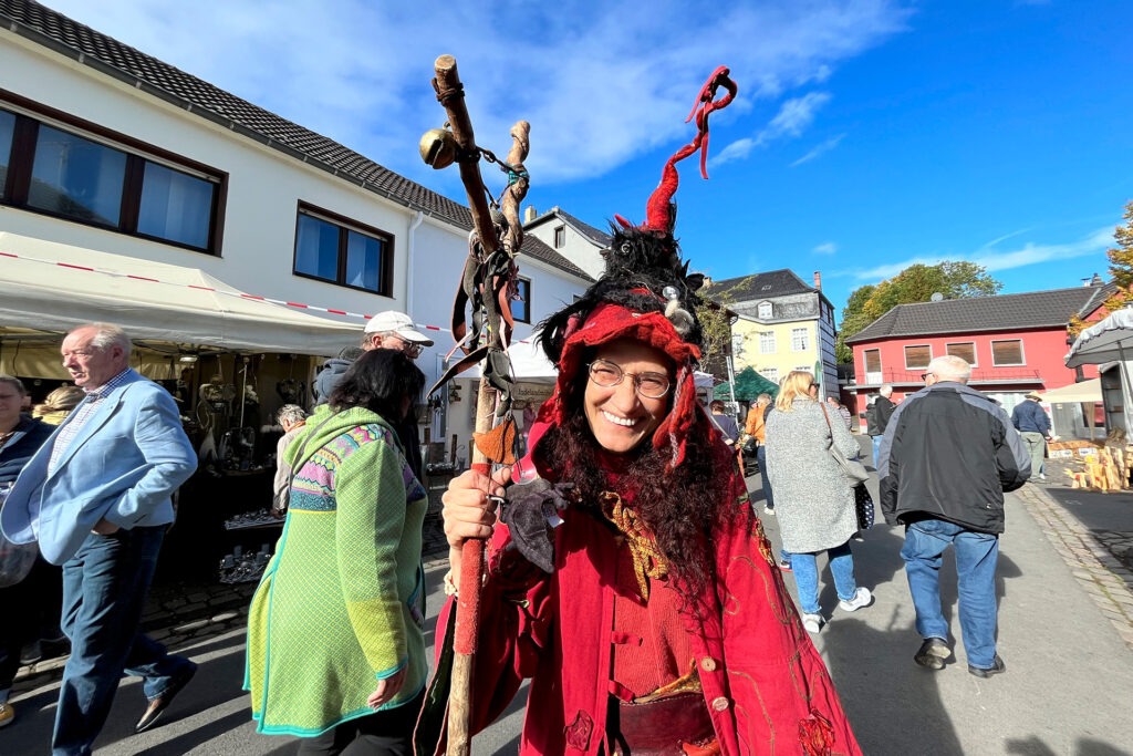 Auch eine Hexe wird wieder dabei sein, wenn am Wochenende 18./19. Oktober der Handwerkermarkt in Kommern stattfindet. Rund um das Wochenende feiert der Ort auch seine traditionelle Kirmes. Archivfoto: Ronald Larmann/pp/Agentur ProfiPress