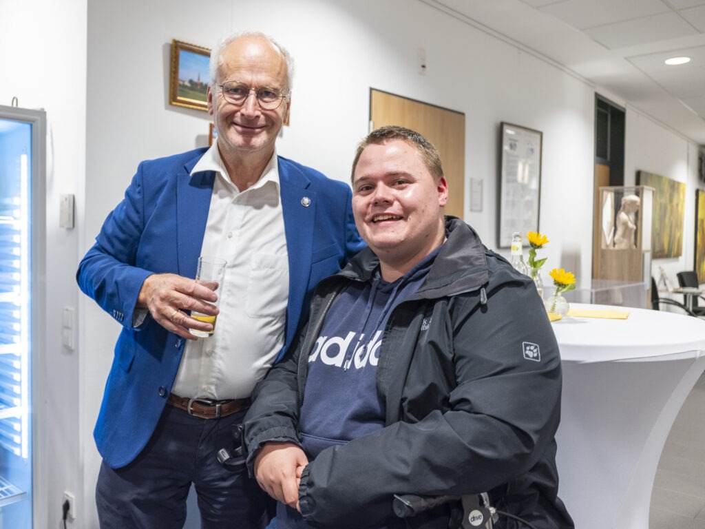 Renè Blum, Bürger aus Mechernich, freute sich über den direkten Austausch mit Bürgermeister Dr. Hans-Peter Schick nach der Ratssitzung. Foto: Ronald Larmann/pp/Agentur ProfiPress