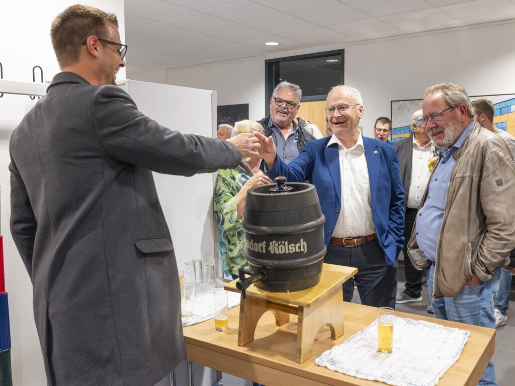 Der neue serviert dem scheidenden Bürgermeister ein Kölsch: Michael Fingel und Dr. Hans-Peter Schick zeigten sich beim Umtrunk nach dessen letzter Ratssitzung bestens gelaunt. Foto: Ronald Larmann/pp/Agentur ProfiPress