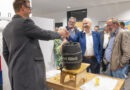 Der neue serviert dem scheidenden Bürgermeister ein Kölsch: Michael Fingel und Dr. Hans-Peter Schick zeigten sich beim Umtrunk nach dessen letzter Ratssitzung bestens gelaunt. Foto: Ronald Larmann/pp/Agentur ProfiPress