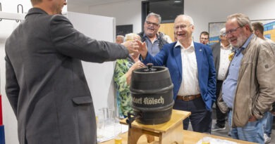 Der neue serviert dem scheidenden Bürgermeister ein Kölsch: Michael Fingel und Dr. Hans-Peter Schick zeigten sich beim Umtrunk nach dessen letzter Ratssitzung bestens gelaunt. Foto: Ronald Larmann/pp/Agentur ProfiPress