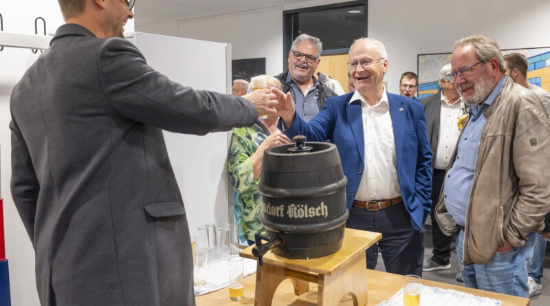 Der neue serviert dem scheidenden Bürgermeister ein Kölsch: Michael Fingel und Dr. Hans-Peter Schick zeigten sich beim Umtrunk nach dessen letzter Ratssitzung bestens gelaunt. Foto: Ronald Larmann/pp/Agentur ProfiPress