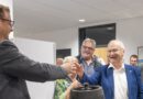 Der neue serviert dem scheidenden Bürgermeister ein Kölsch: Michael Fingel und Dr. Hans-Peter Schick zeigten sich beim Umtrunk nach dessen letzter Ratssitzung bestens gelaunt. Foto: Ronald Larmann/pp/Agentur ProfiPress