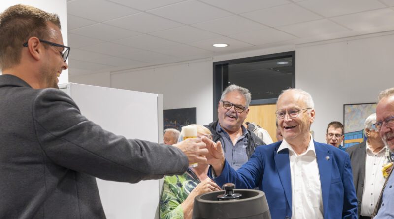 Der neue serviert dem scheidenden Bürgermeister ein Kölsch: Michael Fingel und Dr. Hans-Peter Schick zeigten sich beim Umtrunk nach dessen letzter Ratssitzung bestens gelaunt. Foto: Ronald Larmann/pp/Agentur ProfiPress