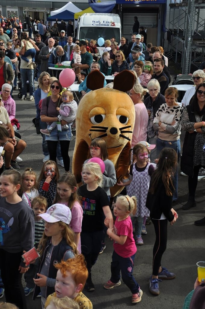 Immer mitten unter den Kindern: die WDR-Maus marschierte auch bei der Polonaise mit. Foto: Reiner Züll/pp/Agentur ProfiPress