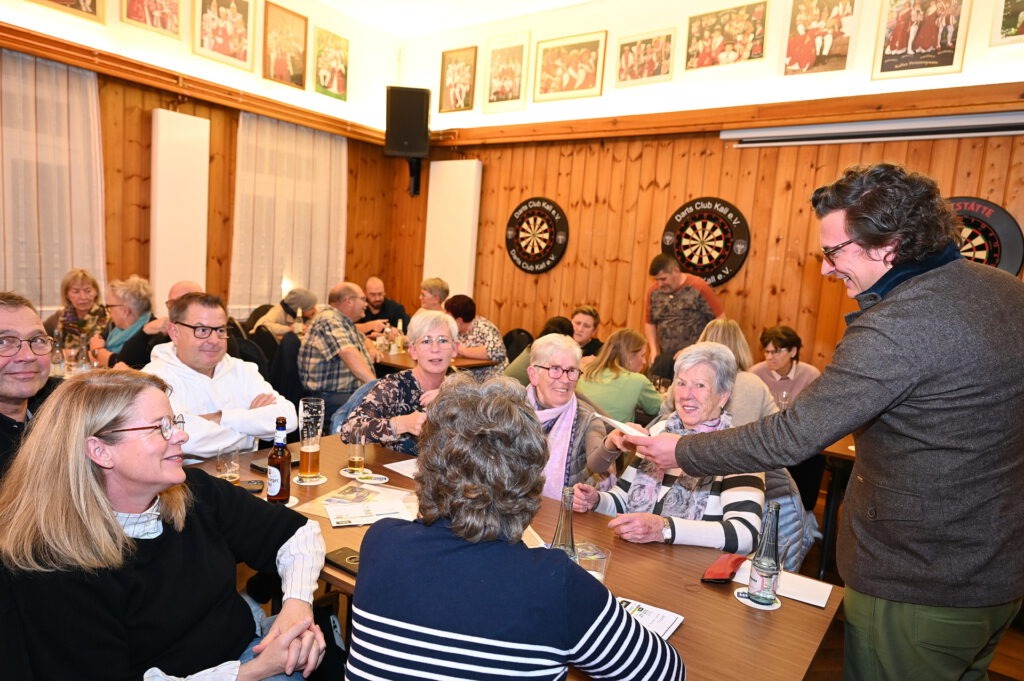 Gut gelaunt stellte Quizmaster Ronald Larmann am Donnerstagabend im Kaller Saal Gier insgesamt 45 Fragen zur Nordeifel und ihrer Mundart. Foto: Manfred Lang/pp/Agentur ProfiPress