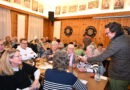 Gut gelaunt stellte Quizmaster Ronald Larmann am Donnerstagabend im Kaller Saal Gier insgesamt 45 Fragen zur Nordeifel und ihrer Mundart. Foto: Manfred Lang/pp/Agentur ProfiPress