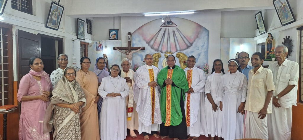 Nach der heiligen Messe mit Mitgliedern und Freunden der Communio in Christo in Indien. Foto: CIC/pp/Agentur ProfiPress