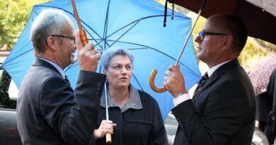 Mit Leidenschaft und Herzlichkeit hat Chantal Gougouzin, hier 2014 mit Dr. Hans-Peter Schick (l.) und Ralf Claßen, die Freundschaft zwischen Nyons und Mechernich geprägt. Jetzt wird eine Straße nach ihr benannt. Archivfoto: pp/Agentur ProfiPress