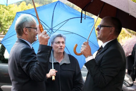 Mit Leidenschaft und Herzlichkeit hat Chantal Gougouzin, hier 2014 mit Dr. Hans-Peter Schick (l.) und Ralf Claßen, die Freundschaft zwischen Nyons und Mechernich geprägt. Jetzt wird eine Straße nach ihr benannt. Archivfoto: pp/Agentur ProfiPress