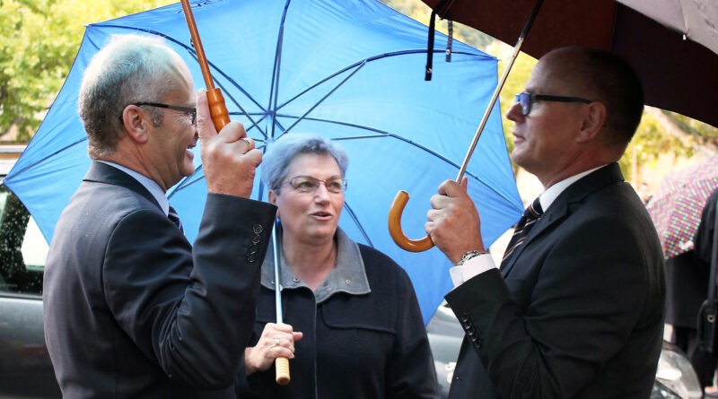 Mit Leidenschaft und Herzlichkeit hat Chantal Gougouzin, hier 2014 mit Dr. Hans-Peter Schick (l.) und Ralf Claßen, die Freundschaft zwischen Nyons und Mechernich geprägt. Jetzt wird eine Straße nach ihr benannt. Archivfoto: pp/Agentur ProfiPress