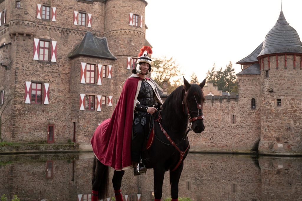 Die Burg Satzvey lädt am 8. November zum traditionellen Martinsmarkt mit viel Programm ein. Foto: Nanniheuchemerdesign/Burg Satzvey/pp/Agentur ProfiPress
