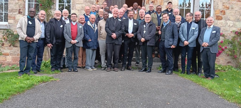 40 europäische Priester, darunter Erik Pühringer (2.v.r.), debattierten in der Benediktinerabtei Wavreumont bei Stavelot über die Rolle der Kirche im Spannungsfeld Europa und äußerten den Wunsch, diese möge auch weiterhin ein Raum für Einheit, Dialog und Hoffnung bleiben.  Foto: Privat/pp/Agentur ProfiPress 
