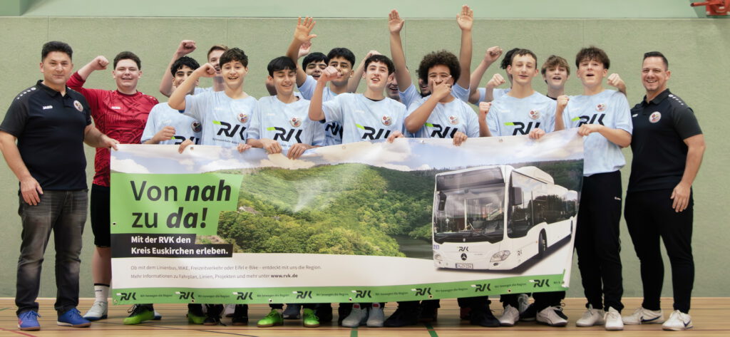 Avdush Dobruna arbeitet seit 2013 als Busfahrer bei der Regionalverkehr Köln GmbH (RVK) in Euskirchen und sorgt zuverlässig dafür, dass seine Fahrgäste pünktlich und sicher an ihr Ziel kommen. Einen Teil seiner Freizeit stellt er als Trainer der JSG Mechernich-Feytal-Weyer zur Verfügung. Hier übergab die RVK 2024 20 Trikotsätze an die C-Jugend der rund 200 Spieler zählenden gemeinsamen Jugendabteilung von TuS Mechernich, TSV Feytal und „Concordia“ Weyer. Archivfoto: RVK/pp/Agentur ProfiPress