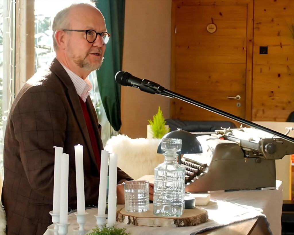 Ein Nachmittag voller Gänsehaut, Genuss und viel schwarzem Humor erwartet Gäste, wenn Krimiautor Ralf Kramp am 29. Oktober auf dem Krewelshof Eifel liest. Foto: Krewelshof/pp/Agentur ProfiPress