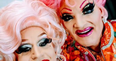 Selfie mit Travestie-Star Olivia Jones: „Regina Red“, alias René Berlin aus Hecken, gehört nun zum Ensemble der Dragqueen von St. Pauli. Foto: René Berlin/pp/Agentur ProfiPress