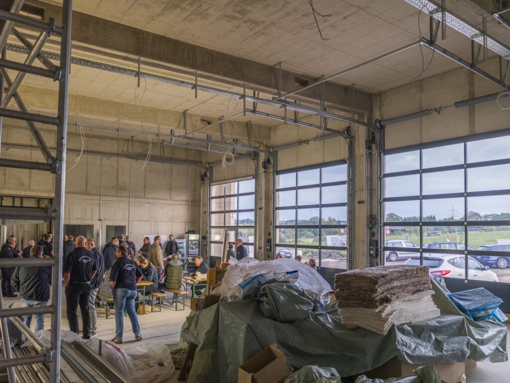 Noch lagert hier das Baumaterial, im Frühjahr ist hier Platz für insgesamt vier Fahrzeuge und die Ausrüstung der Bleibuirer Feuerwehr. Foto: Ronald Larmann/pp/Agentur ProfiPress