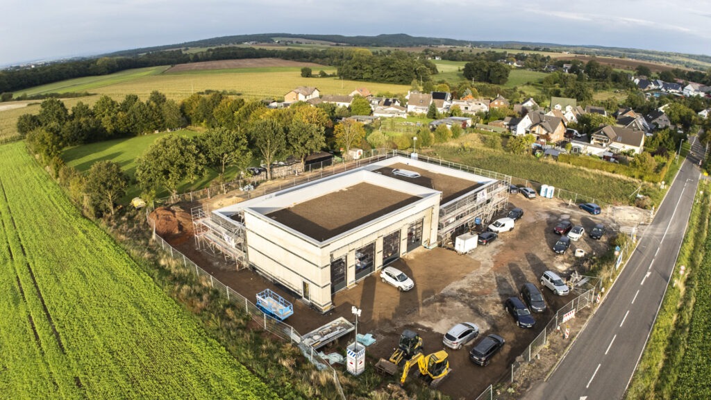 Ein Blick aus der Luft auf die Baustelle für das Bleibuirer Feuerwehrgerätehaus am Ortsrand von Lückerath. Dort wurde jetzt Richtfest gefeiert, im Frühjahr steht der Einzug auf dem Plan. Foto: Ronald Larmann/pp/Agentur ProfiPress