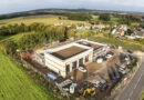 Ein Blick aus der Luft auf die Baustelle für das Bleibuirer Feuerwehrgerätehaus am Ortsrand von Lückerath. Dort wurde jetzt Richtfest gefeiert, im Frühjahr steht der Einzug auf dem Plan. Foto: Ronald Larmann/pp/Agentur ProfiPress