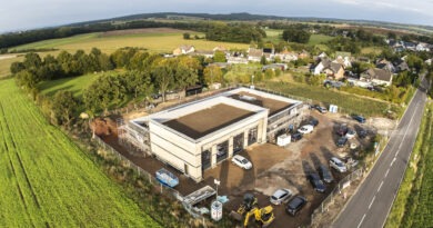 Ein Blick aus der Luft auf die Baustelle für das Bleibuirer Feuerwehrgerätehaus am Ortsrand von Lückerath. Dort wurde jetzt Richtfest gefeiert, im Frühjahr steht der Einzug auf dem Plan. Foto: Ronald Larmann/pp/Agentur ProfiPress