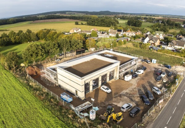Ein Blick aus der Luft auf die Baustelle für das Bleibuirer Feuerwehrgerätehaus am Ortsrand von Lückerath. Dort wurde jetzt Richtfest gefeiert, im Frühjahr steht der Einzug auf dem Plan. Foto: Ronald Larmann/pp/Agentur ProfiPress