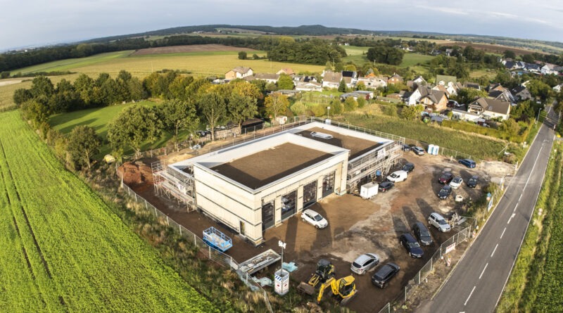 Ein Blick aus der Luft auf die Baustelle für das Bleibuirer Feuerwehrgerätehaus am Ortsrand von Lückerath. Dort wurde jetzt Richtfest gefeiert, im Frühjahr steht der Einzug auf dem Plan. Foto: Ronald Larmann/pp/Agentur ProfiPress