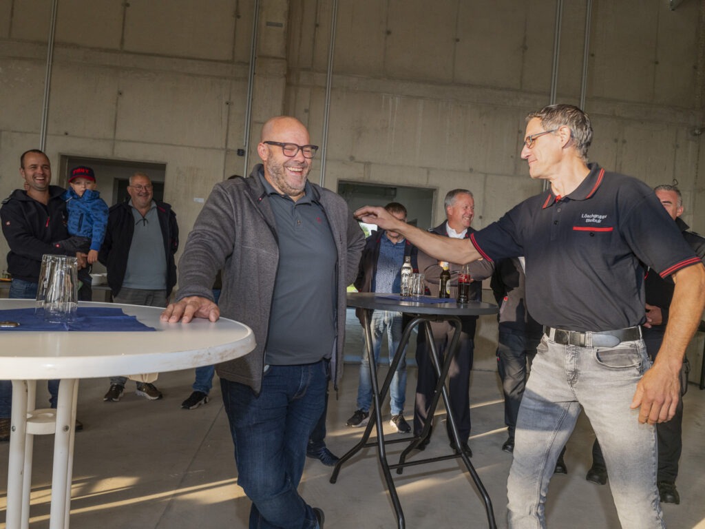 Löschgruppenführer Guido Esser bedankte sichinsbesondere bei Bauleiter David Esch: „David hat das Ganze mit großem Engagement und Herzblut vorangebracht.“ Hinter den beiden der stellv. Wehrleiter Thomas Wolff. Foto: Ronald Larmann/pp/Agentur ProfiPress
