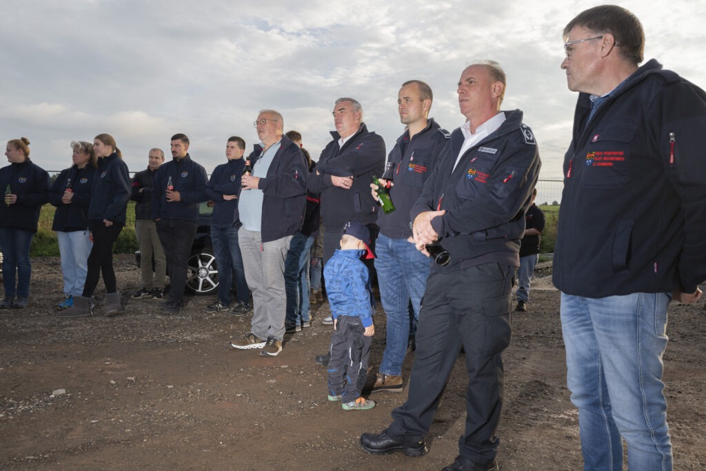 Neben den Bleibuirer Kameraden (l.) waren unter anderem Ralf Eichen (v.r. Kommern), Markus Kurtensiefen (stellv. Wehrleiter), André Leisten (Kommern), Wehrleiter Jens Schreiber und Marco Heimbach (Kommern) zum Richtfest gekommen. Foto: Ronald Larmann/pp/Agentur ProfiPress