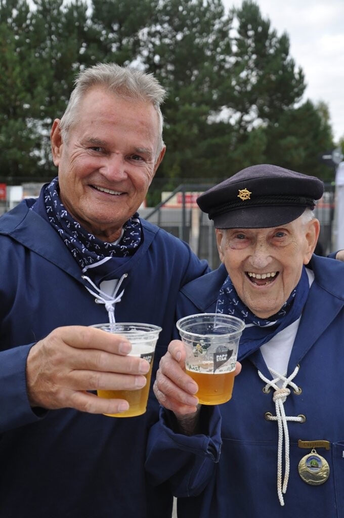 Hatten auch Spaß beim Familienfest: die Shanty-Chormitglieder Günter Rosenke der älteste Chorknabe Günter Niedermeier, der trotz seines hohen Alters von 91 Jahren noch kräftigt mitsingt. Foto: Reiner Züll/pp/Agentur ProfiPress