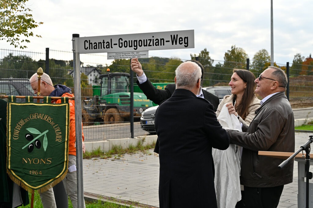 Der erste Blick auf das nagelneue Schild, dass die Familie kurz darauf geschenkt bekam. Foto: Henri Grüger/pp/Agentur ProfiPress
