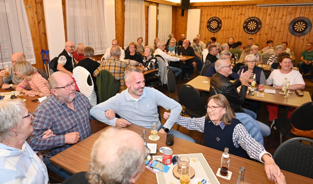 Im Saal Gier wurden am Donnerstagabend nicht nur Kopfnüsse geknackt, sondern auch geschunkelt und gefeiert. Die Stimmung war ausgesprochen gelöst. Foto: Manfred Lang/pp/Agentur ProfiPress