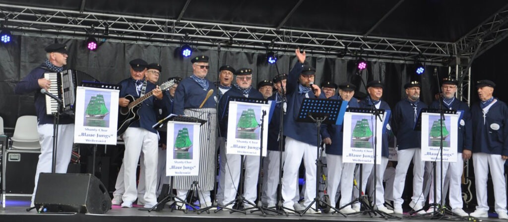 Der Shanty-Chor „Blaue Jungs“ aus Weilerswist war erstmals Gast beim Familienfest. Mit dabei: Ex-Landrat Günter Rosenke an der Gitarre. Foto: Reiner Züll/pp/Agentur ProfiPress