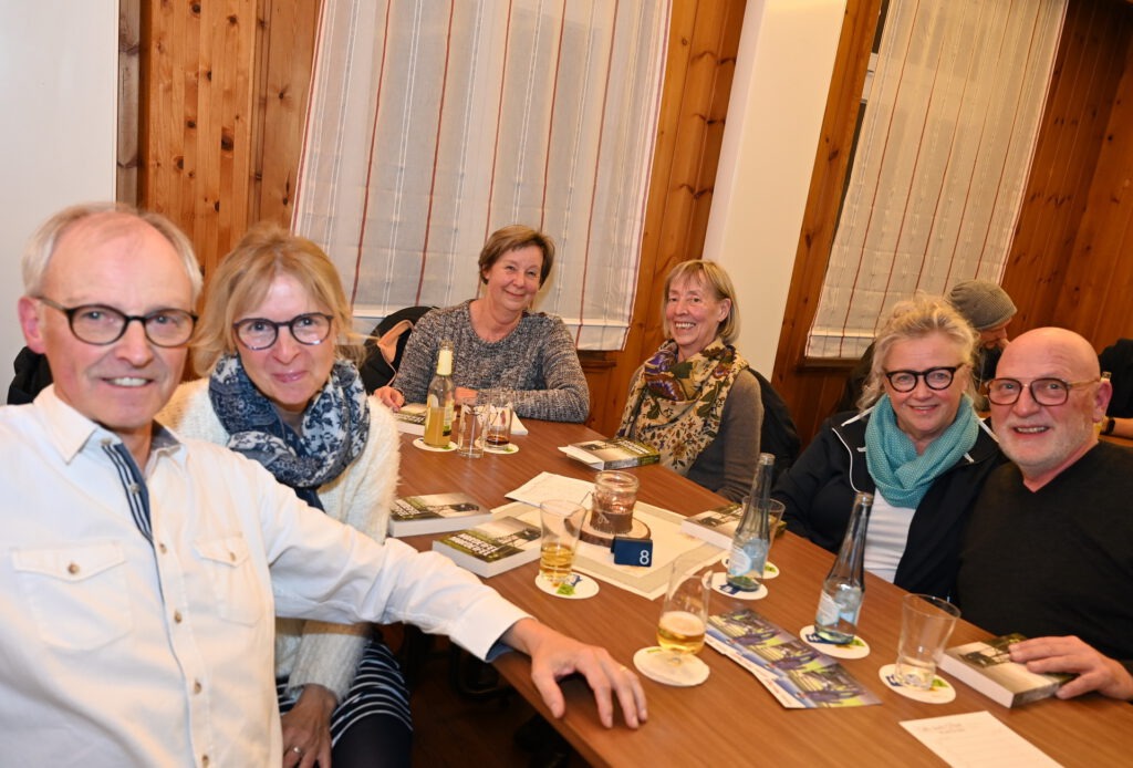 Am Ende standen Heidi und Bert Reißdörfer aus Golbach, Jeanette Neuburg aus Keldenich, Sylvia Blindert aus Pesch sowie Ulrike und Harald Kreusch aus Kall als Sieger fest. Foto: Manfred Lang/pp/Agentur ProfiPress