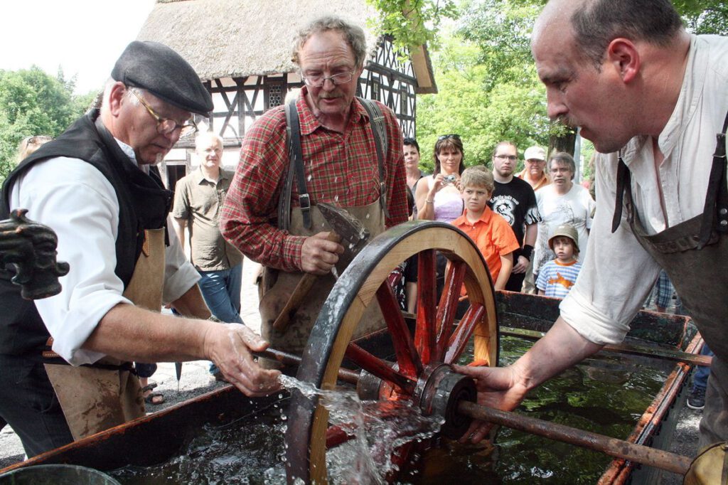 Traditionelles Handwerk wird lebendig, wenn Stellmacher und Schmied am 12. Oktober heiße Eisen schmieden und Wagenräder mit Reifen beschlagen. Archivfoto: Alice Gempfer/pp/Agentur ProfiPress