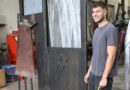 Der 23-jährige Metallbaumeister Jannis Müller aus Hostel schuf das neue Mahnmal aus Cortenstahl, in das die bisherige Stele und auf ansprechende Weise künstlerisch integriert wurde. Foto: Kerstin Rottland/pp/Agentur ProfiPress