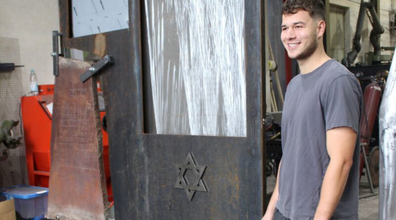 Der 23-jährige Metallbaumeister Jannis Müller aus Hostel schuf das neue Mahnmal aus Cortenstahl, in das die bisherige Stele und auf ansprechende Weise künstlerisch integriert wurde. Foto: Kerstin Rottland/pp/Agentur ProfiPress