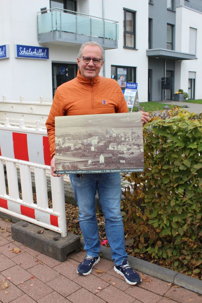 Rainer Schulz an dem Punkt in der Rathergasse, ungefähr gegenüber der Apotheke, wo sich die jüdische Synagoge befand, die im Jahr 1938 gewaltsam zerstört wurde. Hier beginnt der historische Gedenkgang.
Foto: Kerstin Rottland/pp/Agentur ProfiPress