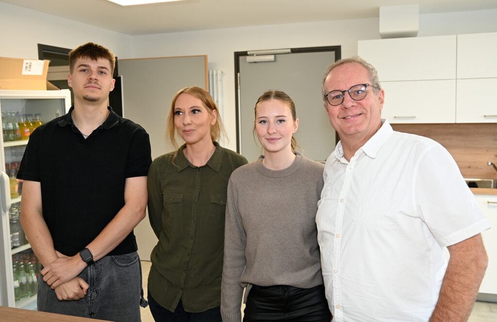 Dekorateure und Wirte in einem: (v. r.) Rainer Schulz, Alina Axt, Sandra Schmitz und Jasper Pütz von der Stadtverwaltung. Foto: Henri Grüger/pp/Agentur ProfiPress