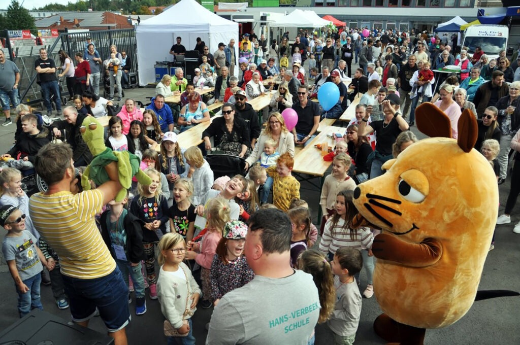 Mit seiner Puppe Agathe begeisterte Kinderliedermacher Uwe Reetz (l.) die Kinder beim Familienfest der Hilfsgruppe Eifel in Kall. Rechts die WDR-Maus, die stets von Kindern umlagert war. Foto: Reiner Züll/pp/Agentur ProfiPress
