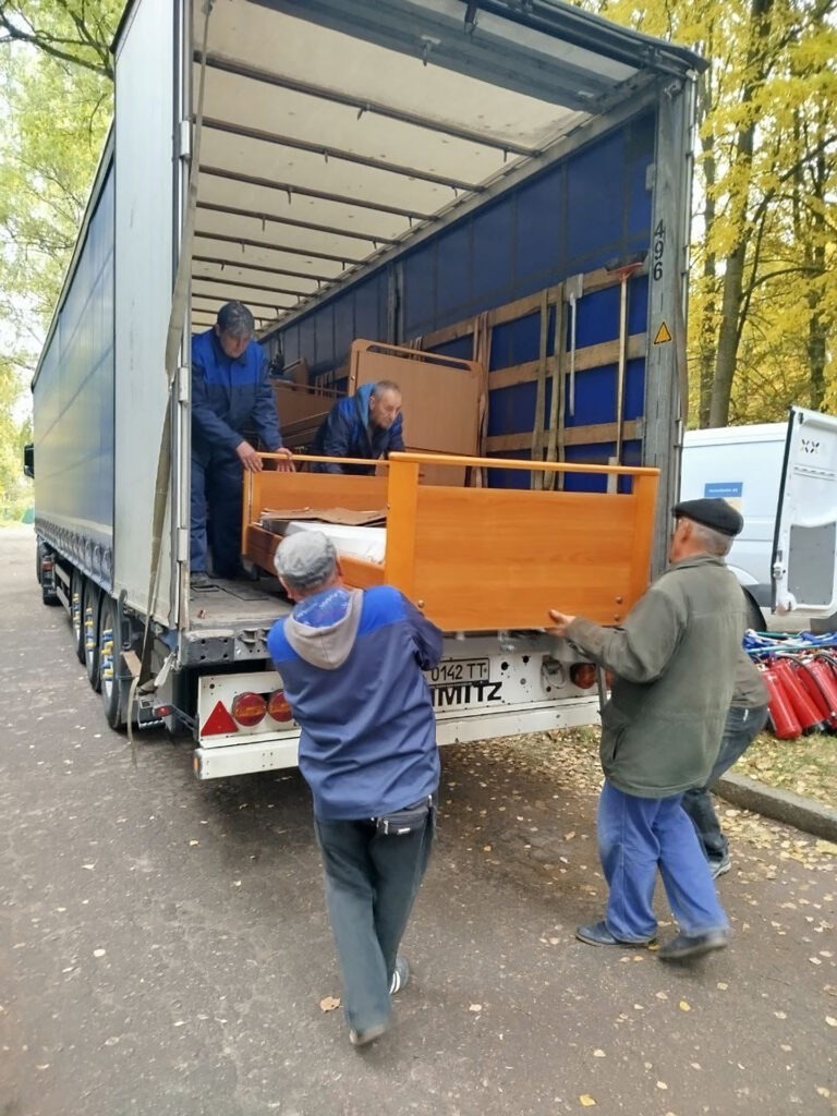 Die Marienborn gGmbH spendete insgesamt 36 Pflegebetten und zahlreiche Nachttische an den Verein Rumänien-Sunshine e. V., bestimmt für Krankenhäuser in der unter dem russischen Angriffskrieg leidenden Ukraine. Foto: Rumänien Sunshine e.V./pp/Agentur ProfiPress