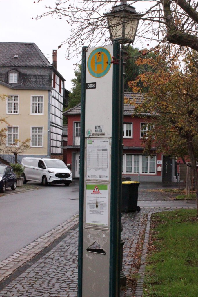 Wegen des Umbaus zweier Bushaltestellen muss die Gielsgasse in Kommern ab dem 27. Oktober von der Einmündung Mühlengasse/ Kölner Straße an auf etwa 50 Metern Länge gesperrt werden. Foto: Kerstin Rottland/pp/Agentur ProfiPress