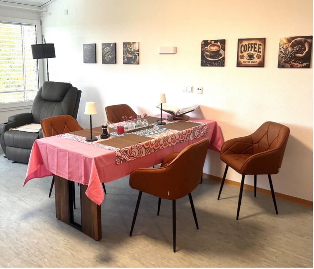 Vor fußballgroßen Blumen in Orange/Braun-Tönen und anderen intensiven Farberlebnissen brauche man keine Sorge zu haben. Foto: Haus Effata/CIC/pp/Agentur ProfiPress